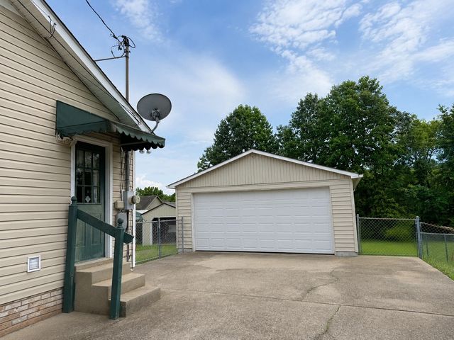 2864 Chinquapin Ln, Clarksville, TN 37043