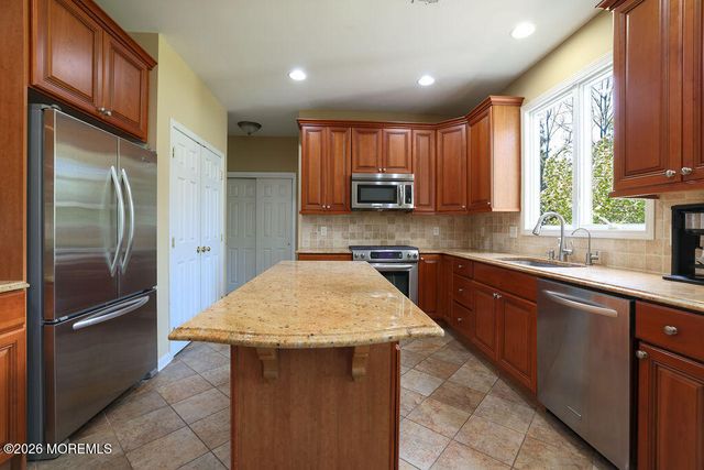 18 Willow Court, Manahawkin, NJ 08050