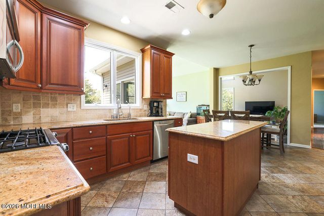 18 Willow Court, Manahawkin, NJ 08050