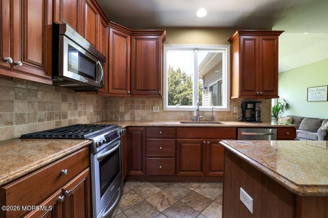 18 Willow Court, Manahawkin, NJ 08050