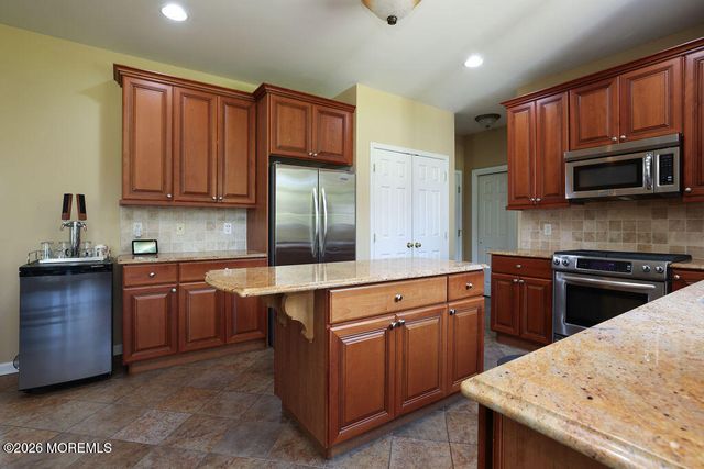 18 Willow Court, Manahawkin, NJ 08050