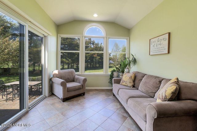 18 Willow Court, Manahawkin, NJ 08050