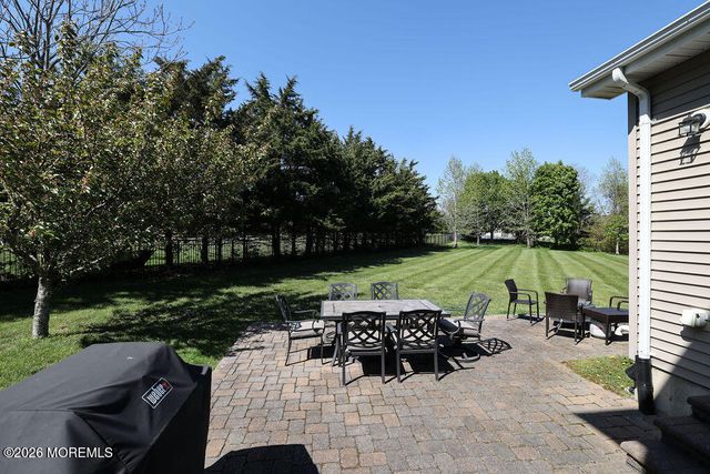 18 Willow Court, Manahawkin, NJ 08050