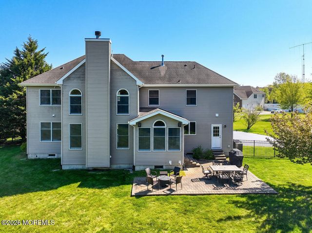 18 Willow Court, Manahawkin, NJ 08050
