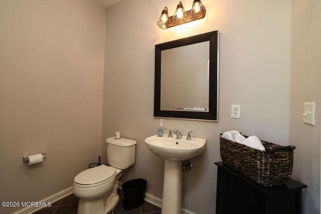 18 Willow Court, Manahawkin, NJ 08050