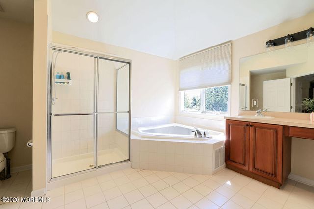 18 Willow Court, Manahawkin, NJ 08050