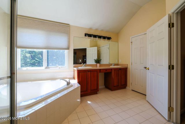 18 Willow Court, Manahawkin, NJ 08050