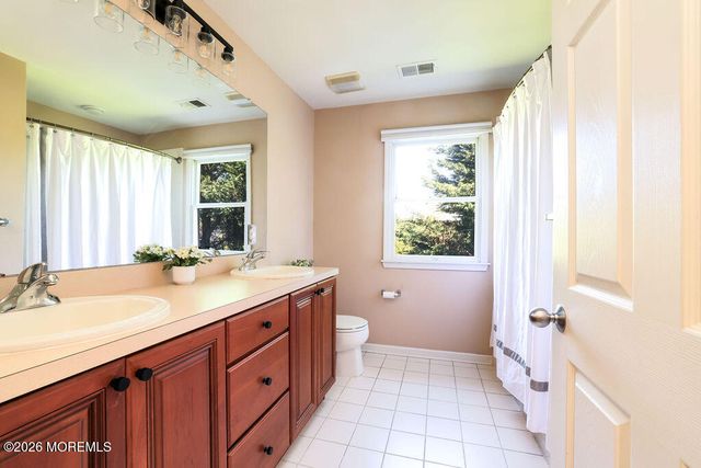 18 Willow Court, Manahawkin, NJ 08050