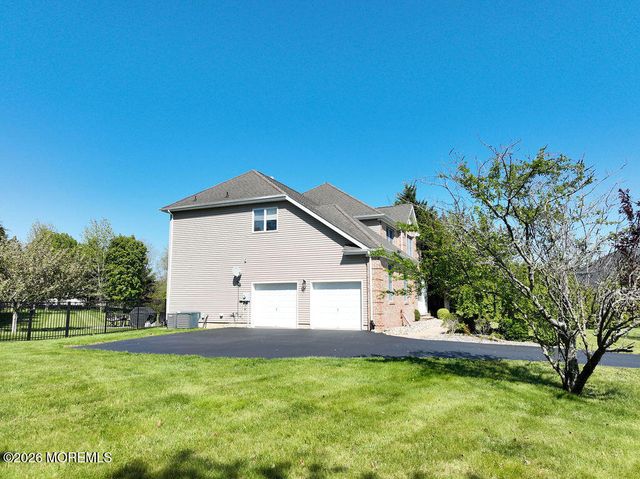 18 Willow Court, Manahawkin, NJ 08050