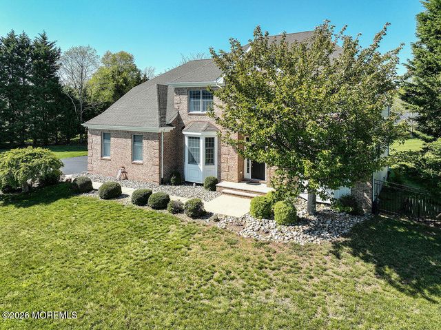 18 Willow Court, Manahawkin, NJ 08050