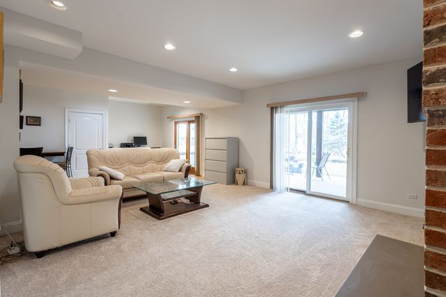 6441 Blackhawk Trail, Indian Head Park, IL 60525