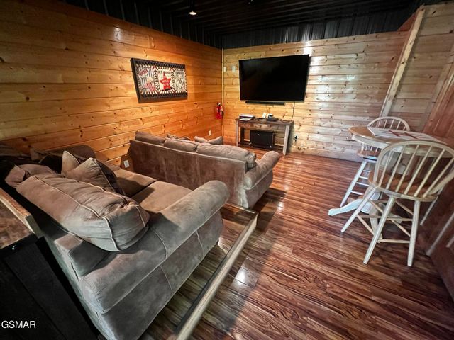 3216 White Falcon Way, Pigeon Forge, TN 37863