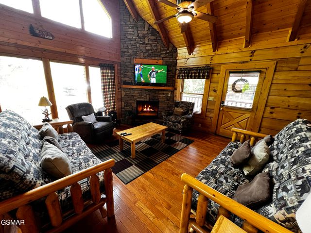 3216 White Falcon Way, Pigeon Forge, TN 37863
