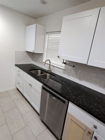 3241 S Edgefield Avenue, Dallas, TX 75224