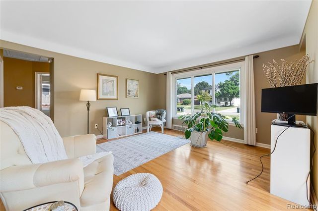 437 W Sunnybrook Drive, Royal Oak, MI 48073