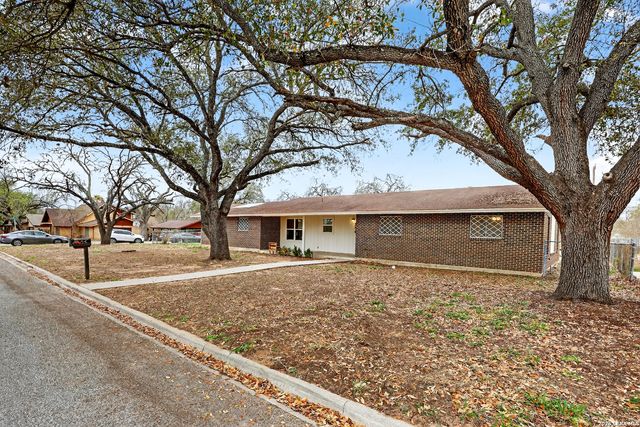 330 Chaparral, Pleasanton, TX 78064