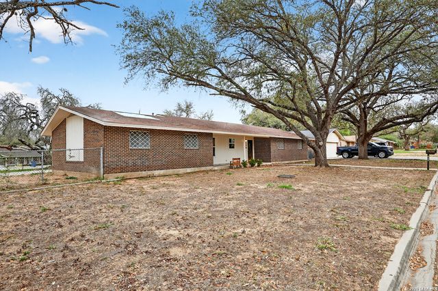 330 Chaparral, Pleasanton, TX 78064