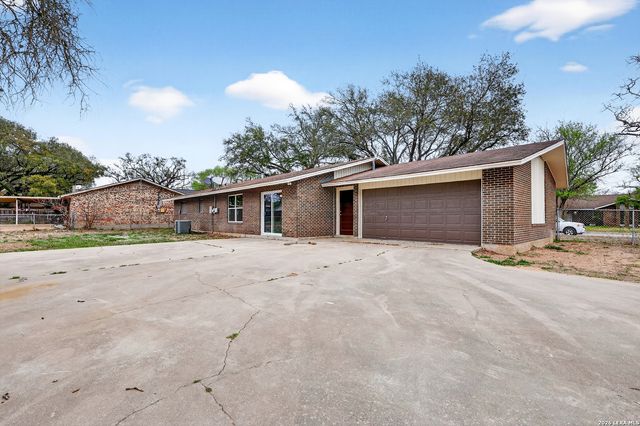 330 Chaparral, Pleasanton, TX 78064