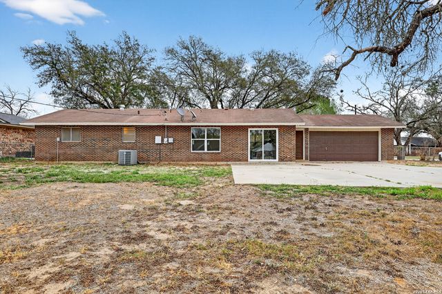 330 Chaparral, Pleasanton, TX 78064