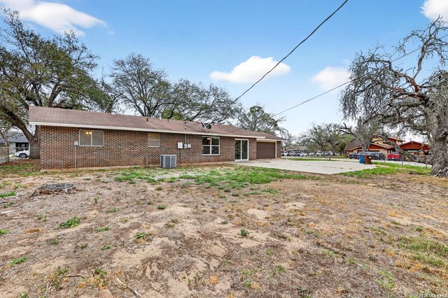 330 Chaparral, Pleasanton, TX 78064