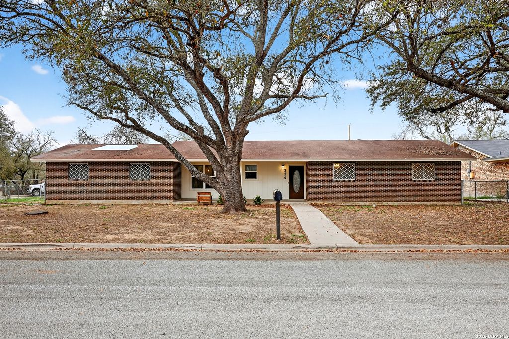 330 Chaparral, Pleasanton, TX 78064