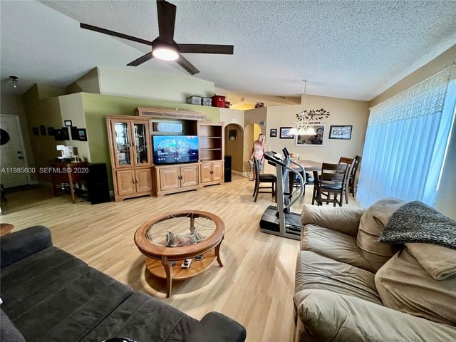 2102 NW 193rd Ave, Pembroke Pines, FL 33029