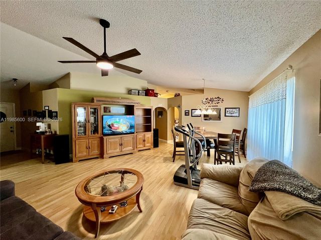 2102 NW 193rd Ave, Pembroke Pines, FL 33029