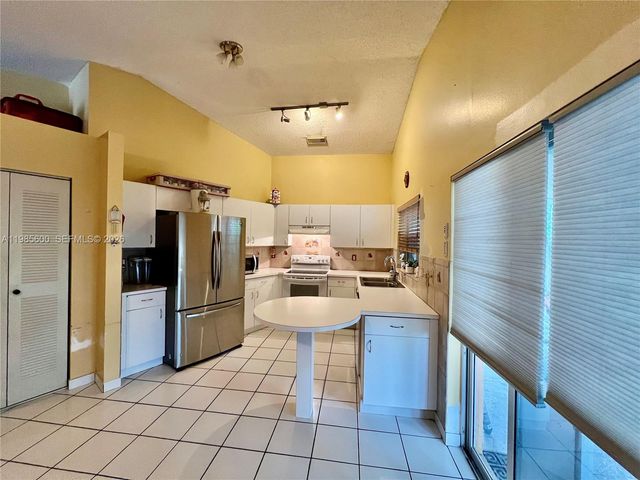 2102 NW 193rd Ave, Pembroke Pines, FL 33029