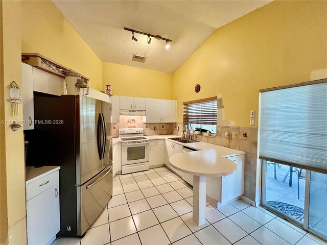2102 NW 193rd Ave, Pembroke Pines, FL 33029