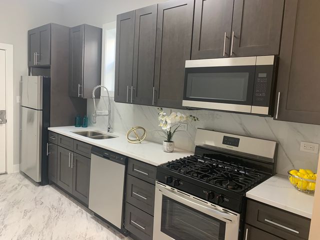 3328 W Le Moyne Street 1, Chicago, IL 60651