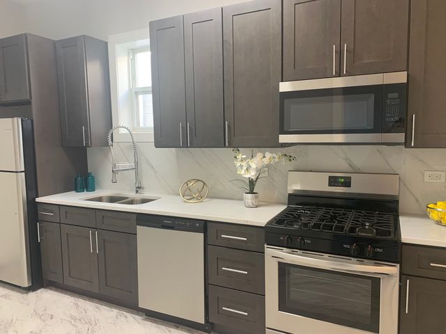 3328 W Le Moyne Street 1, Chicago, IL 60651