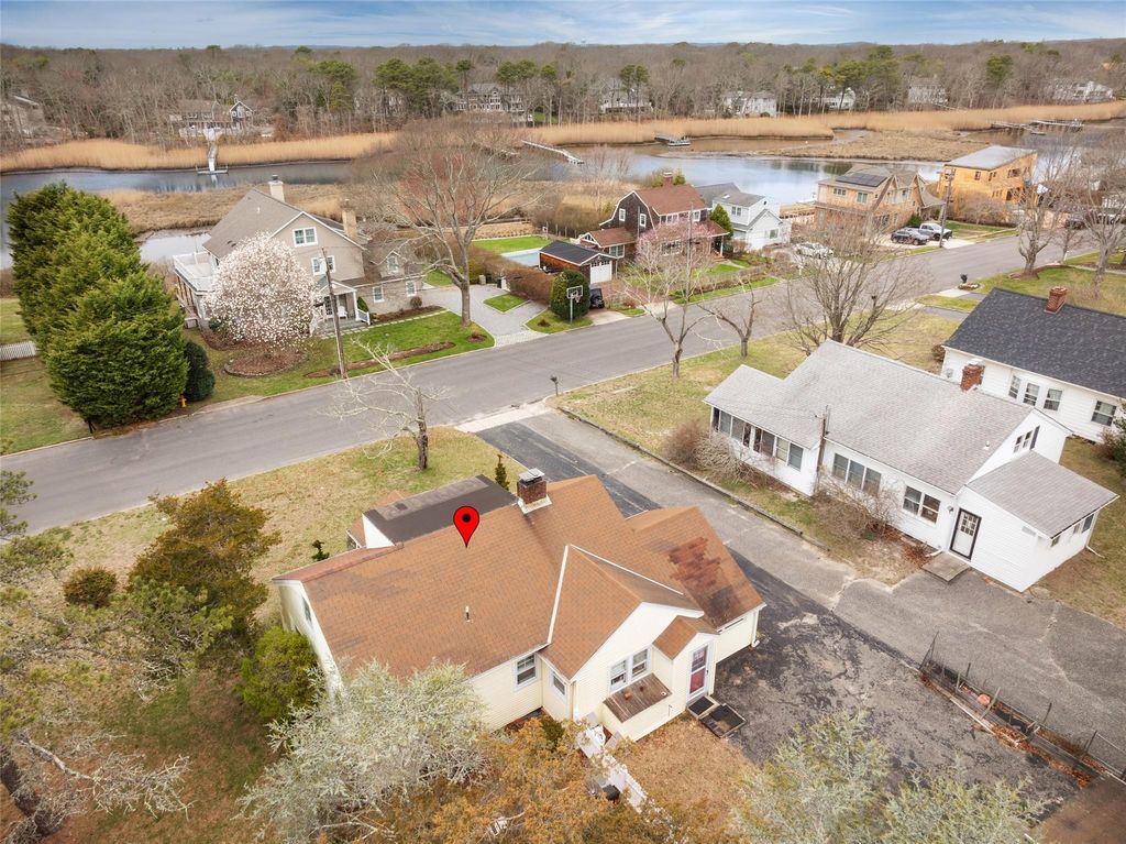 12 Bishop, Westhampton, NY 11977