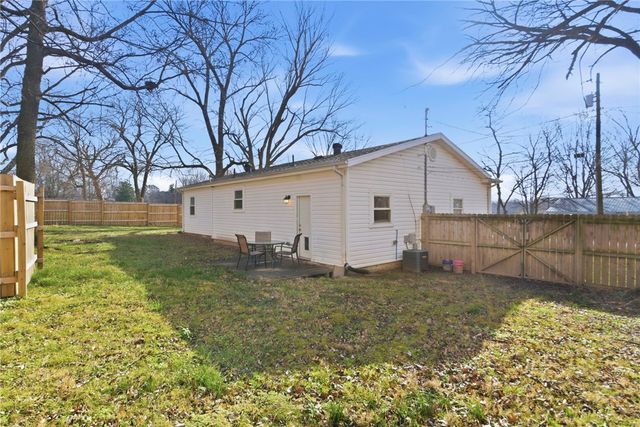 220 W Parks Street, Prairie Grove, AR 72753