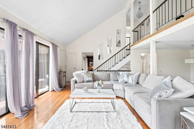 261 Kingsberry Dr, Franklin Twp., NJ 08873