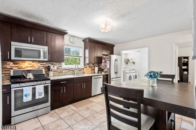 261 Kingsberry Dr, Franklin Twp., NJ 08873
