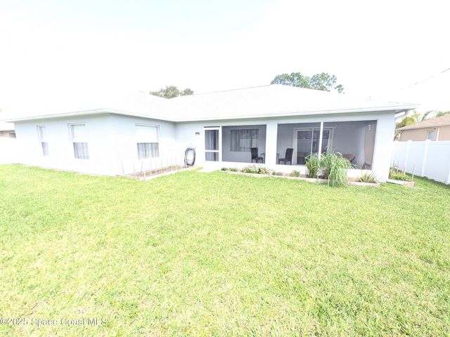 872 Ravenswood Street SE, Palm Bay, FL 32909