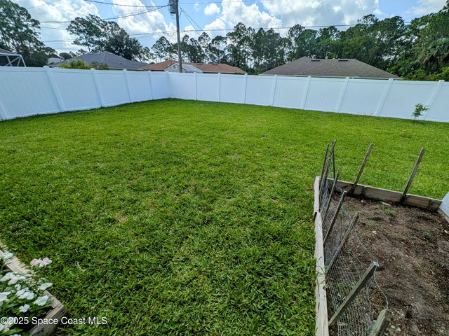 872 Ravenswood Street SE, Palm Bay, FL 32909