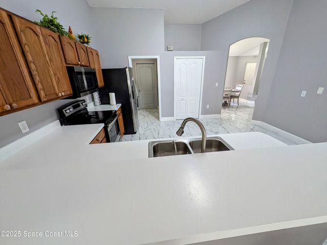 872 Ravenswood Street SE, Palm Bay, FL 32909