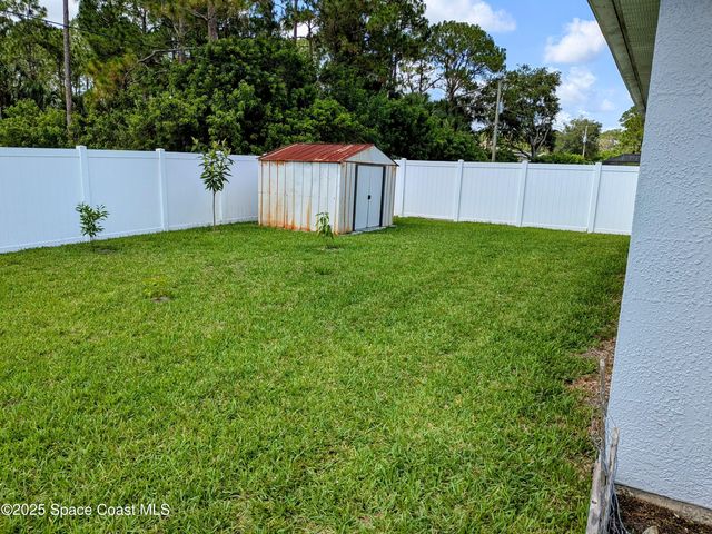 872 Ravenswood Street SE, Palm Bay, FL 32909