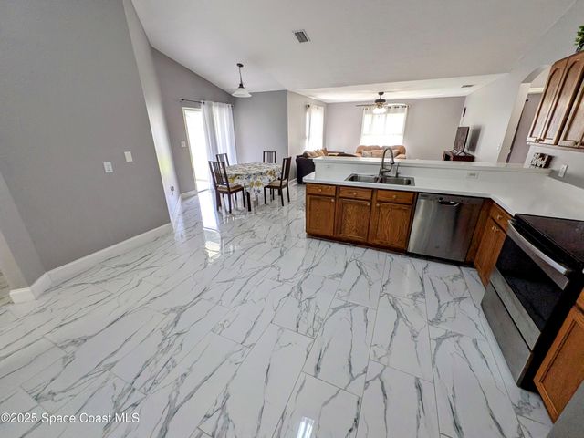 872 Ravenswood Street SE, Palm Bay, FL 32909