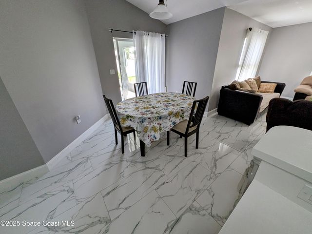 872 Ravenswood Street SE, Palm Bay, FL 32909