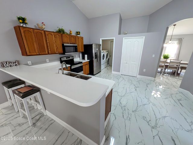 872 Ravenswood Street SE, Palm Bay, FL 32909