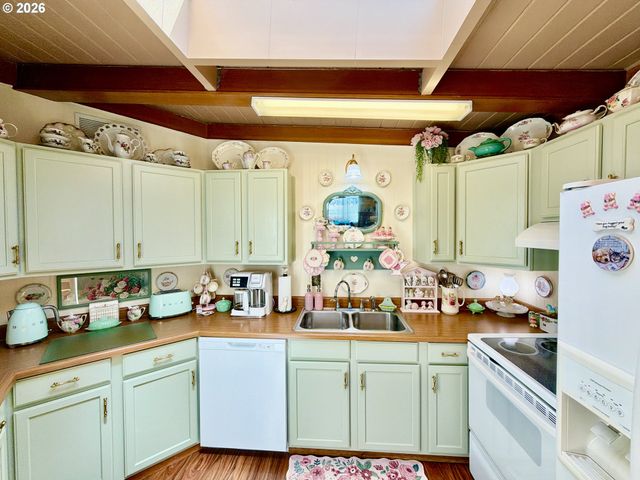 433 FIR St, Brookings, OR 97415
