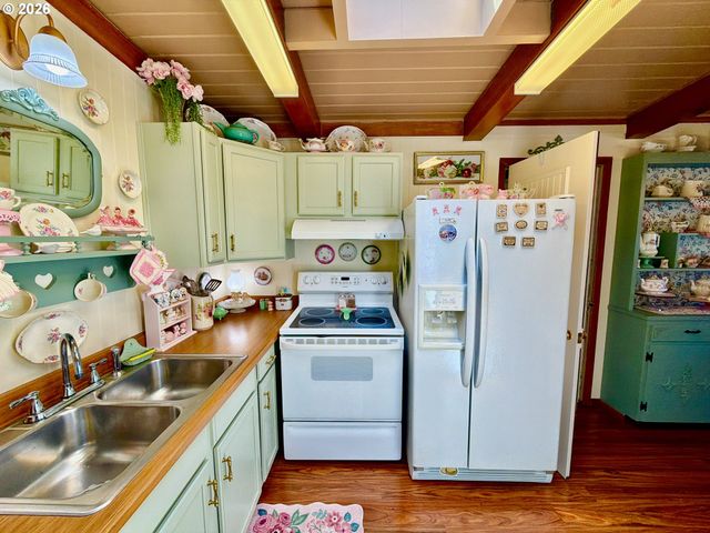 433 FIR St, Brookings, OR 97415