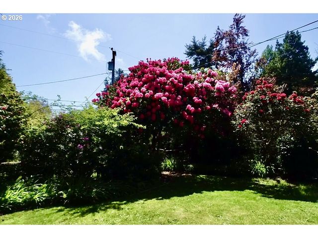 433 FIR St, Brookings, OR 97415
