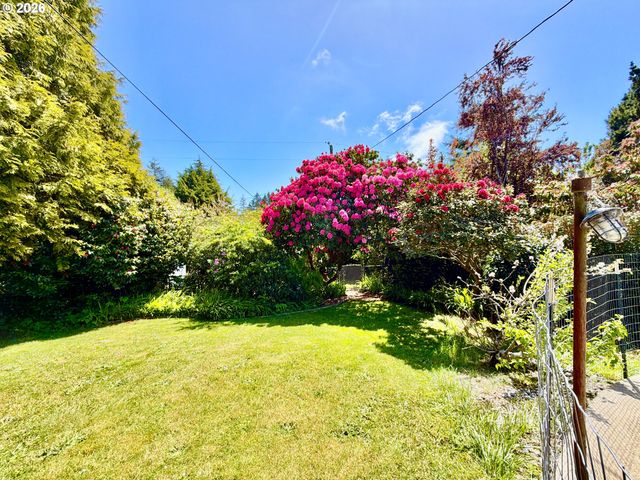 433 FIR St, Brookings, OR 97415