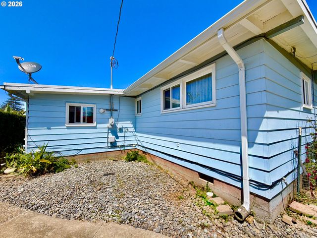 433 FIR St, Brookings, OR 97415