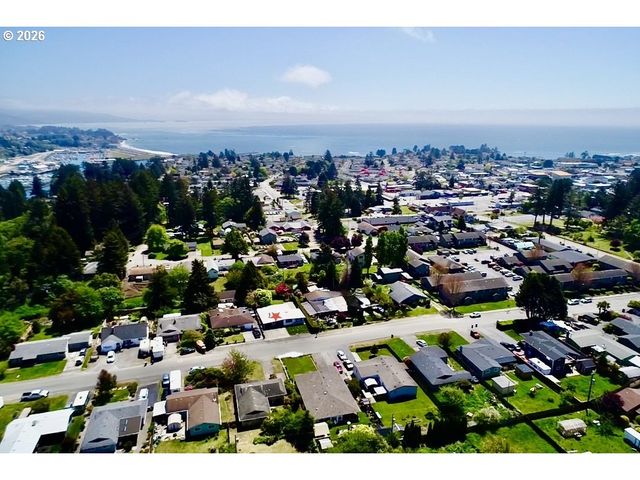 433 FIR St, Brookings, OR 97415