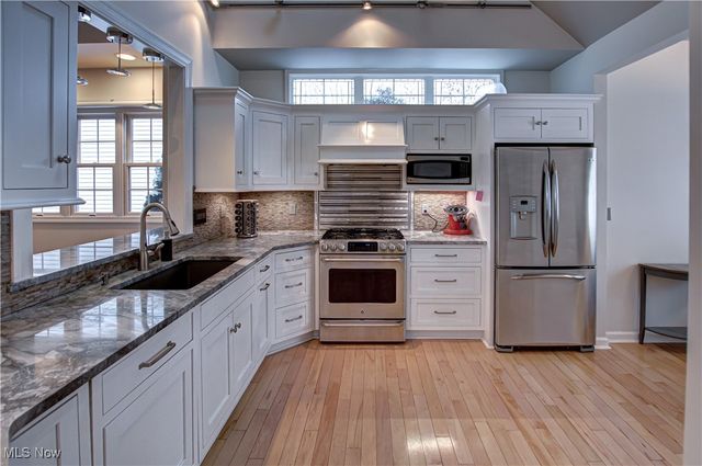 4 River Pointe, Rocky River, OH 44116