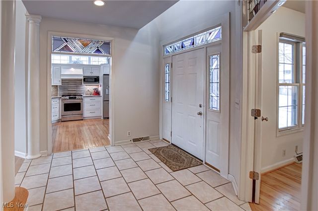 4 River Pointe, Rocky River, OH 44116